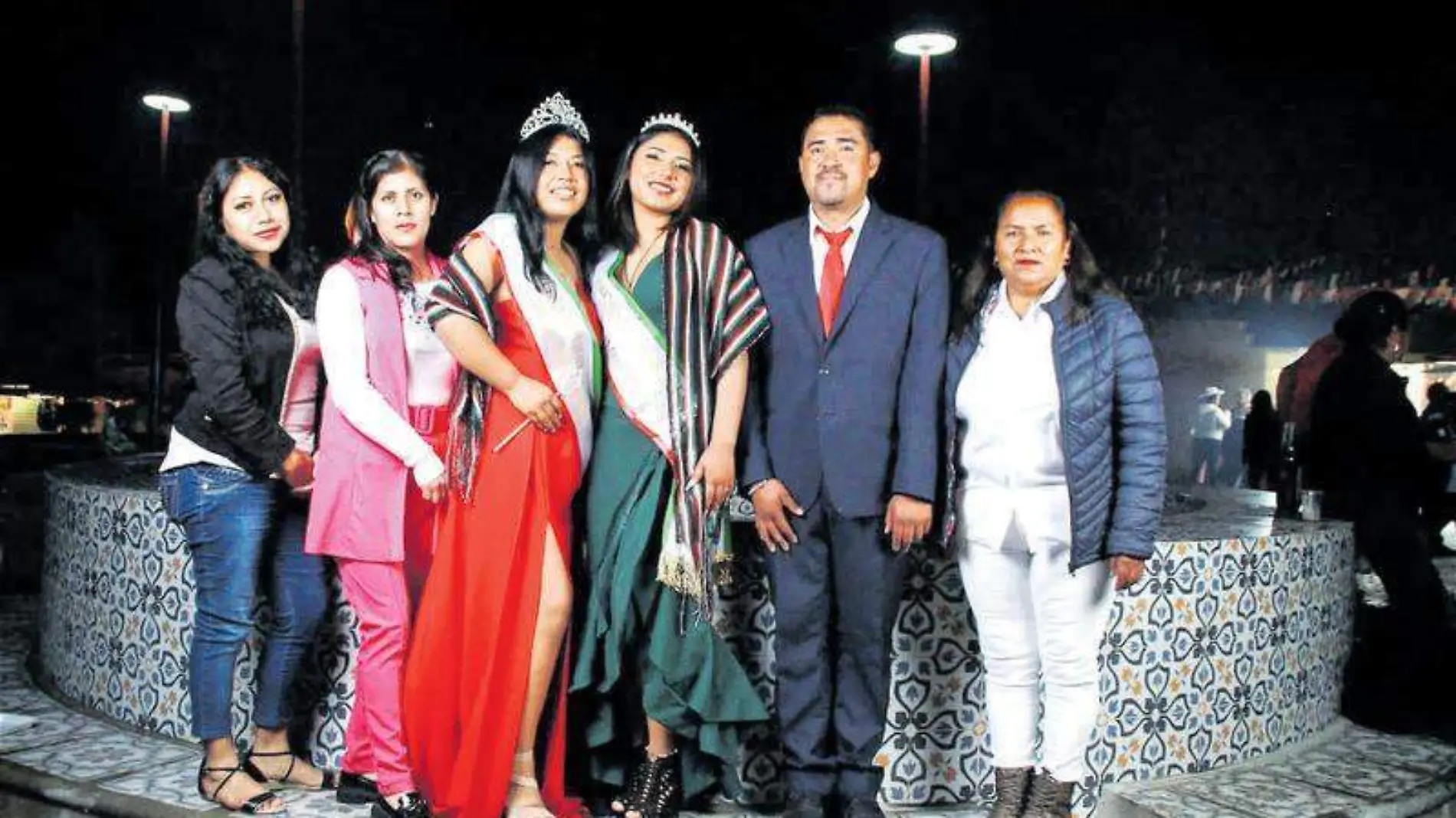 La reina con el presidente de comunidad Noé Corona, y su equipo de trabajo